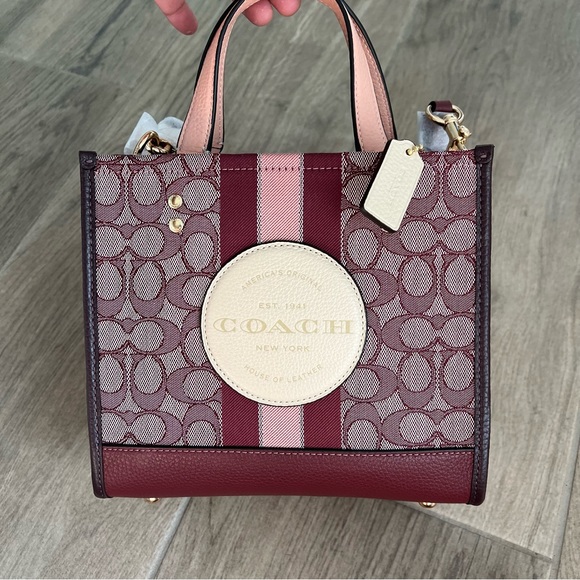 Coach Dempsey Tote 22 In Signature Jacquard With Stripe And Coach Patch - Picture 3 of 9